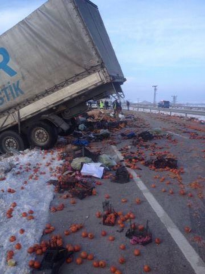 rize-plakali-tir-kamyonla-carpisti-2-yarali-(5).jpg
