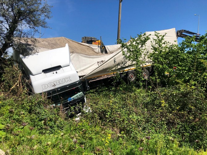 rize-plakali-tir-surmenede-cay-bahcesine-girdi-(1).jpg