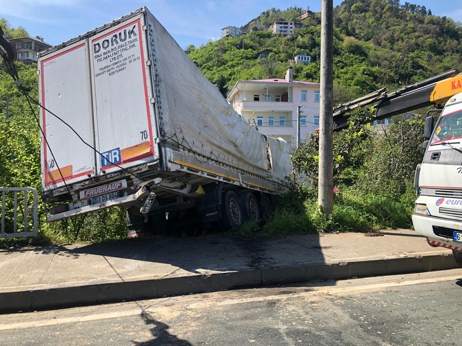 rize-plakali-tir-surmenede-cay-bahcesine-girdi-(2).jpg