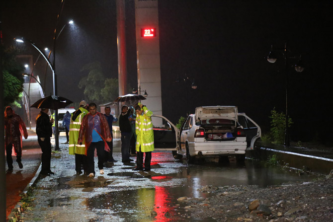 rize-plakasiz-otomobil-bomba-suphesi-1.jpg rize-plakasiz-otomobil-bomba-suphesi-1.jpg