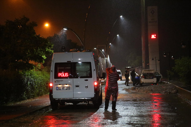 rize-plakasiz-otomobil-bomba-suphesi-2.jpg rize-plakasiz-otomobil-bomba-suphesi-2.jpg