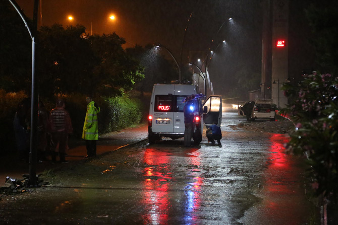 rize-plakasiz-otomobil-bomba-suphesi-3.jpg rize-plakasiz-otomobil-bomba-suphesi-3.jpg