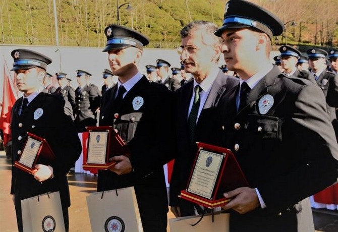rize-polis-meslek-egitim-merkezinde-(pomem)-mezuniyet-toreni-duzenlendi-(4).jpg