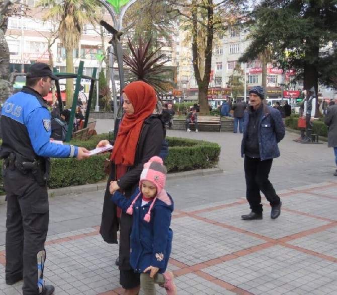 rize-polisi-kadinlari-bilgilendiriyor-(2).jpg