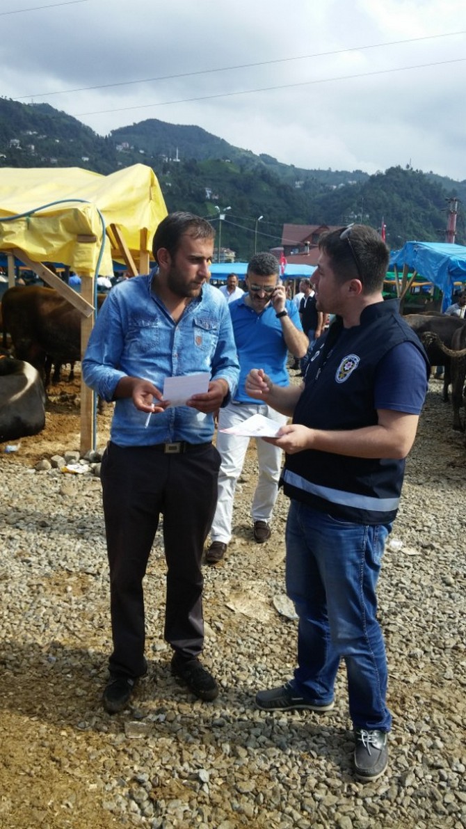 rize-polisinden-kurban-pazarinda-sahte-para-uyarisi-(6).jpg