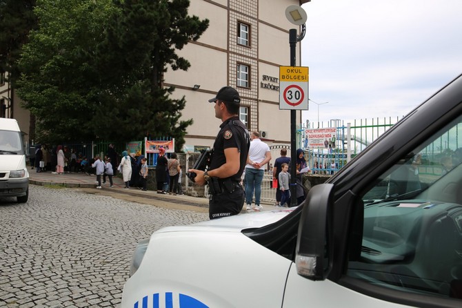 rize-polisinden-okul-cevresinde-ve-servislerinde-denetim-3.jpg