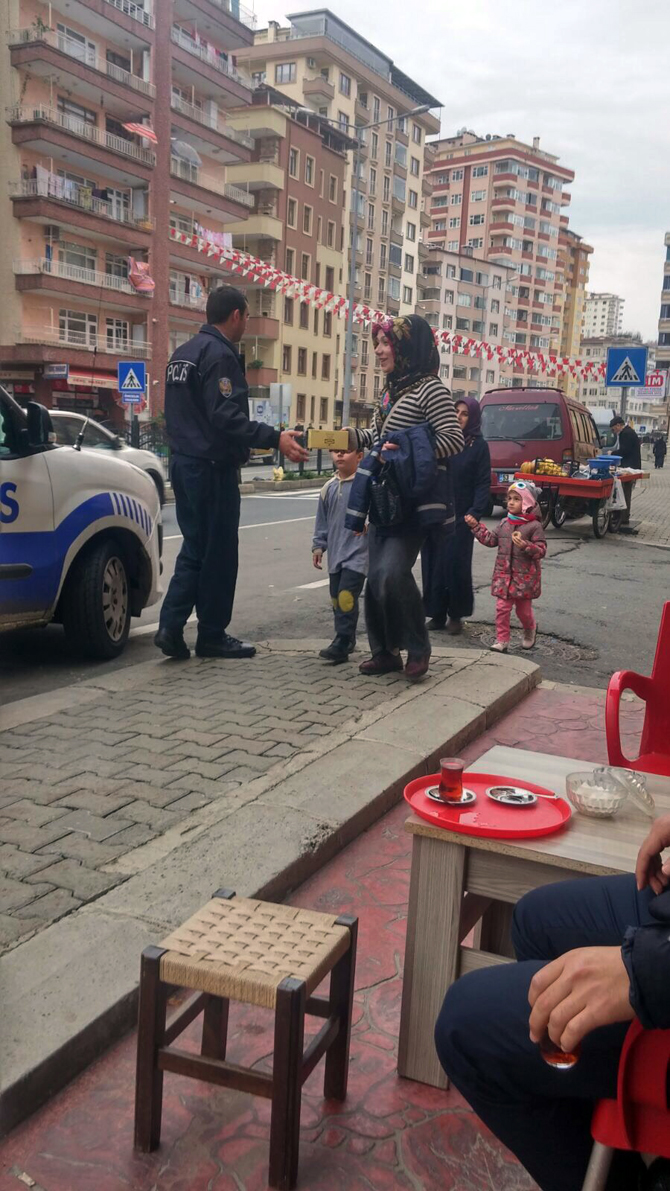 rize-polisinden-vatandaslara-kandil-simidi.jpg