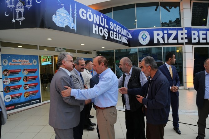 rize-protokolu-ile-vatandaslar-iftarda-gonul-sofrasinda-bulustu-(1).jpg