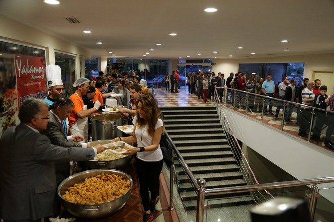 rize-protokolu-ile-vatandaslar-iftarda-gonul-sofrasinda-bulustu-(2).jpg