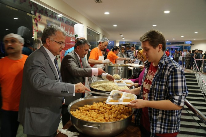 rize-protokolu-ile-vatandaslar-iftarda-gonul-sofrasinda-bulustu-(3).jpg