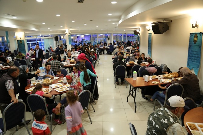 rize-protokolu-ile-vatandaslar-iftarda-gonul-sofrasinda-bulustu-(5).jpg