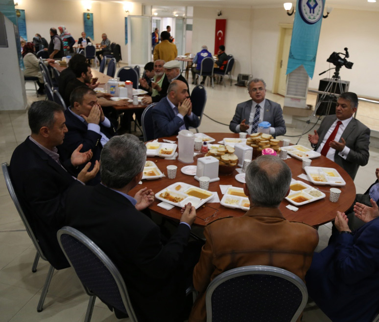 rize-protokolu-ile-vatandaslar-iftarda-gonul-sofrasinda-bulustu-53.jpg