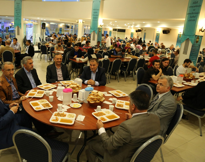 rize-protokolu-ile-vatandaslar-iftarda-gonul-sofrasinda-bulustu-54.jpg