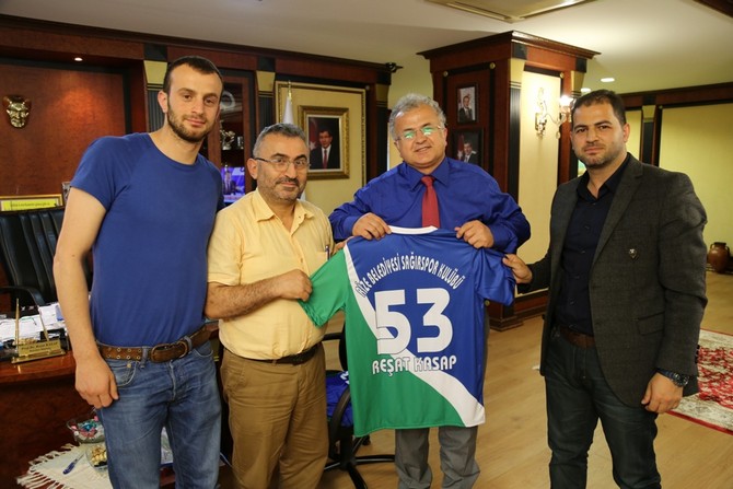 rize-sagirspor-kulubunden-resat-kasapa-53-numarali-forma-hediye-edildi-(3).jpg