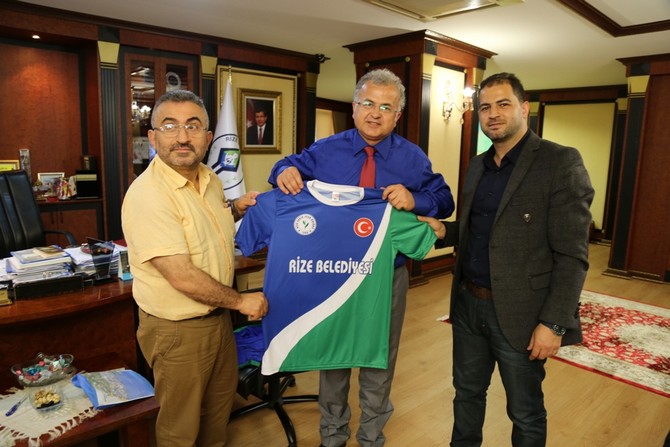 rize-sagirspor-kulubunden-resat-kasapa-53-numarali-forma-hediye-edildi-(4).jpg