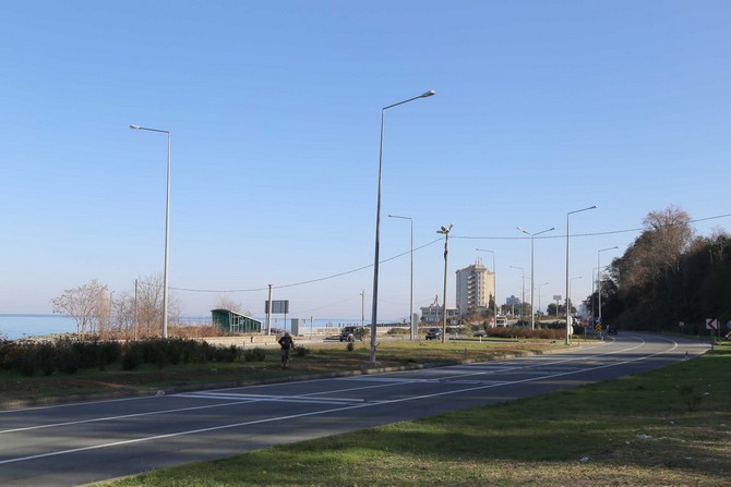 rize-sahil-yolu’nda-aydinlatma-calismasi-(1).jpg