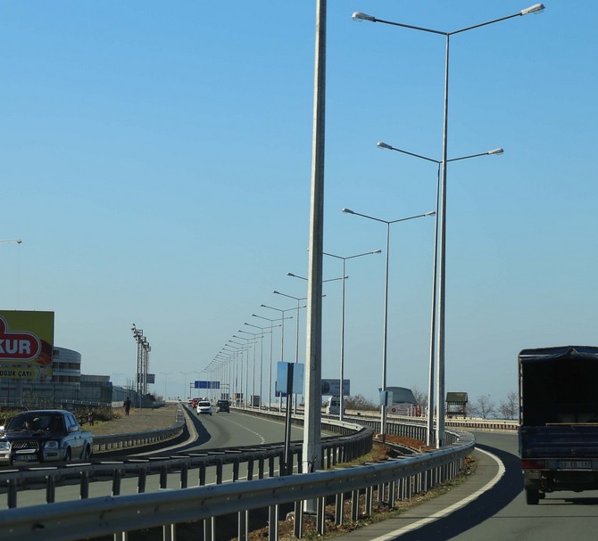 rize-sahil-yolu’nda-aydinlatma-calismasi-(7).jpg