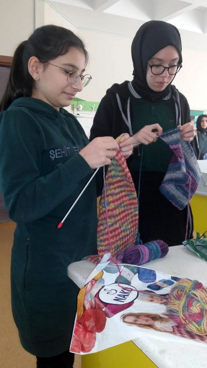 rize-sehit-erhan-dural-kiz-anadolu-imam-hatip-lisesi-fen-ve-sosyal-bilimler--proje-okulu-ogrencileri-kizilay’in-kampanyasina-destek-verdi-(4).jpg