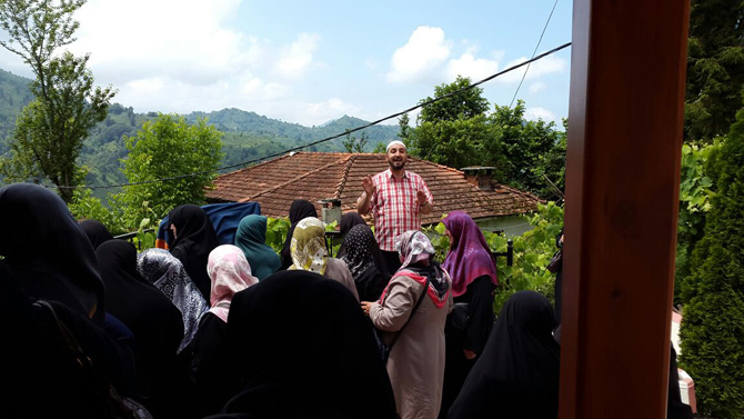 rize-tascioglu-camiinde-60-yil-hanimlara-sohbet-yapan-merhum-zavendikli-mustafa-yildiz-hoca-efendi,-vefatinin-7.-yilinda-da-ramazan-ayinin-ilk-gunu-kabri-basinda-tascioglu-hanim-cemaati-tarafindan-dualarla-anildi..jpg rize-tascioglu-camiinde-60-yil-hanimlara-sohbet-yapan-merhum-zavendikli-mustafa-yildiz-hoca-efendi,-vefatinin-7.-yilinda-da-ramazan-ayinin-ilk-gunu-kabri-basinda-tascioglu-hanim-cemaati-tarafindan-dualarla-anildi..jpg