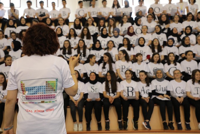 rize-tevfik-ileri-anadolu-lisesinde-gorevli-kimya-ogretmenleri-mehmet-baykal-ve-funda-gevezoglu,-4-sarkinin-sozlerini-118-elementin-adiyla-degistirerek-ogrencilerinin-kimya-dersini-sevmesini-saglad-(8).jpg