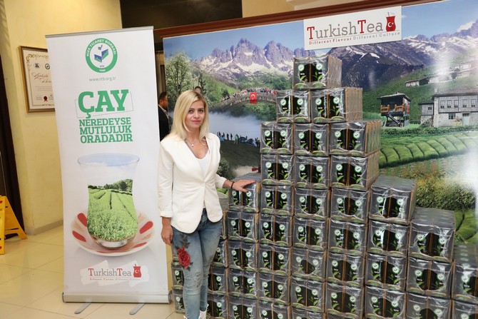 rize-ticaret-borsasi-ve-rize-belediyesince-yaz-sporlari-ve-senlikleri-kapsaminda-cay-demleme-ve-sunum-yarismasinda-dereceye-girenlere-odul-olarak-cay-verildi-(4).jpg