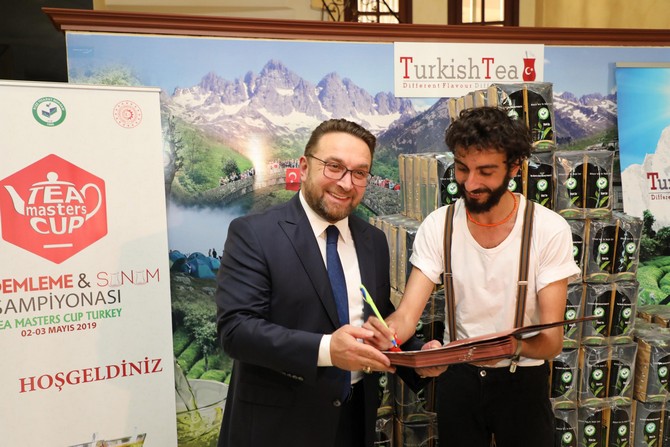 rize-ticaret-borsasinin-(rtb)-duzenledigi-cay-demleme-ve-sunum-sampiyonasinda-dereceye-girenler-kuru-cayla-odullendirildi-(2).jpg