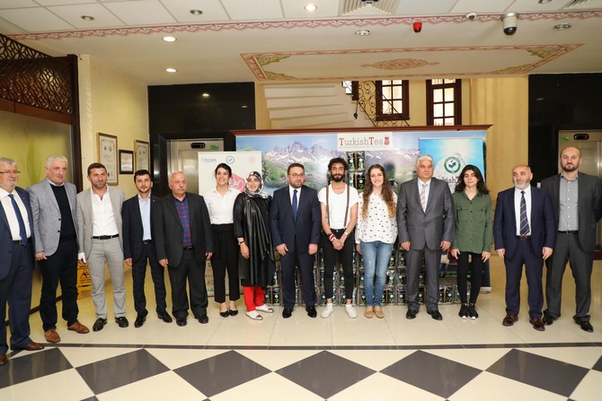 rize-ticaret-borsasinin-(rtb)-duzenledigi-cay-demleme-ve-sunum-sampiyonasinda-dereceye-girenler-kuru-cayla-odullendirildi-(3).jpg