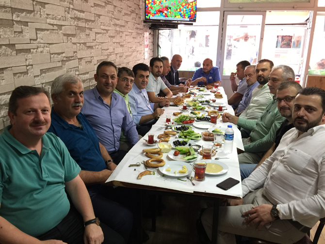 rize-ticaret-ve-sanayi-odasi-secimleri-oncesi-is-adamlari-yasar-ince,-saban-turgut-ve-ibrahim-tali,-birlikte-yola-devam-ettiklerini-belirterek-duzenledikleri-kahvaltida-bir-araya-geldi..jpg