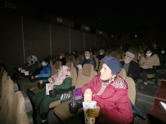 rize-toplum-ruh-sagligi-merkezi-hastalarina-sinema-etkinligi-7.jpg