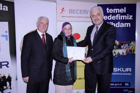 rize-umem-beceri’10,-29-kisiye-kasiyer-ve-servis-elemani-sertifikasi-verdi-1.jpg