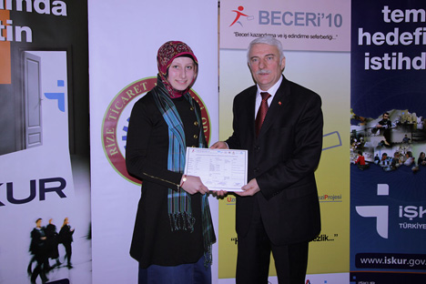 rize-umem-beceri’10,-29-kisiye-kasiyer-ve-servis-elemani-sertifikasi-verdi-13.20150301214221.jpg