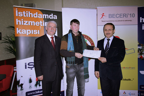 rize-umem-beceri’10,-29-kisiye-kasiyer-ve-servis-elemani-sertifikasi-verdi-18.jpg