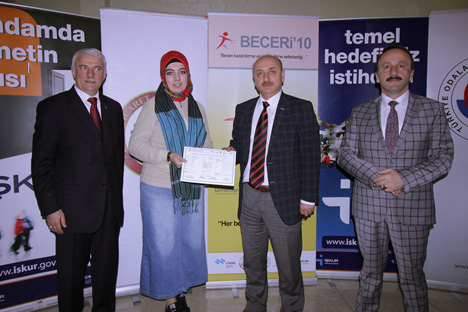 rize-umem-beceri’10,-29-kisiye-kasiyer-ve-servis-elemani-sertifikasi-verdi-21.jpg