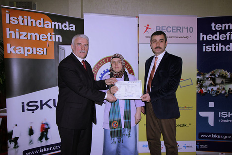 rize-umem-beceri’10,-29-kisiye-kasiyer-ve-servis-elemani-sertifikasi-verdi-28.jpg