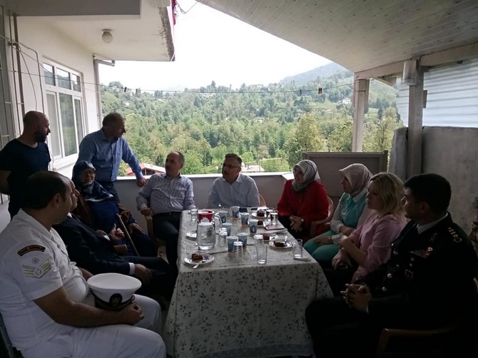 rize-vali-kemal-ceber-ve-rize-belediye-baskani-rahmi-metin,-ramazan-bayraminin-1.-gununde-sehit-aileleriyle-bir-araya-geldi-(2).jpg