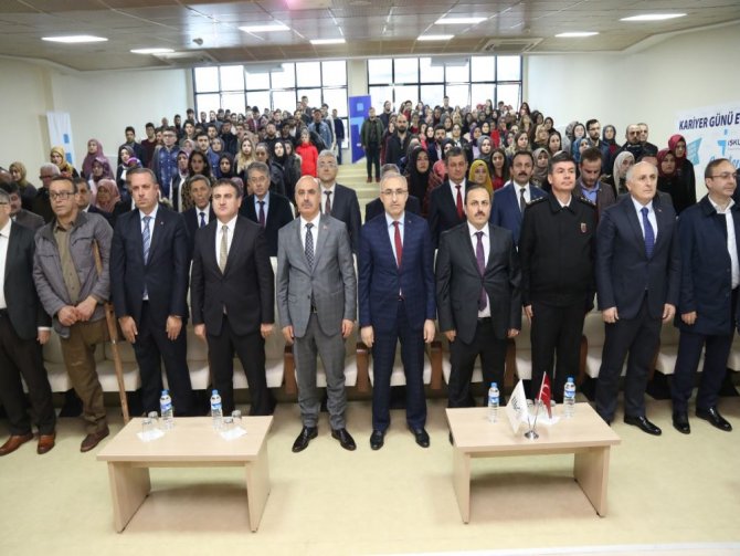 rize-valiligi,-recep-tayyip-erdogan-universitesi-ve-iskur-tarafindan-“iskur-kampuste-genclerle-bulusuyor”-kariyer-gunu-etkinligi-duzenlendi-(14).jpg