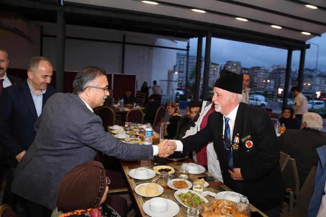 rize-valiligi,-sehit-aileleri-ve-gaziler-onuruna-iftar-programi-duzenledi-(2).jpg