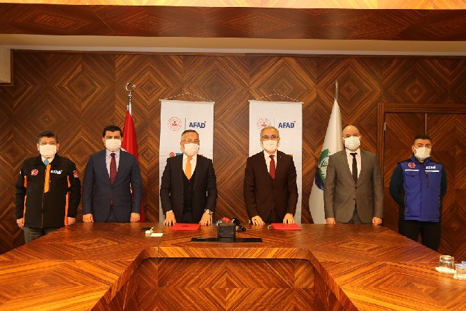 rize-valiligi-ile-recep-tayyip-erdogan-universitesi-arasinda-afet-farkindalik-egitimi-is-birligi-protokolu-imzalandi-(1).jpg