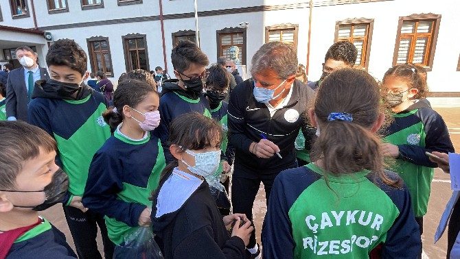 rize-valiligi-rize-belediyesi-il-milli-egitim-mudurlugu-ve-caykur-rizespor-kulubunun-ortaklasa-yuruttugu-proje-kapsaminda-bogaz-ortaokulu-ile-cay-ilkokulunda-ogrencilere-esofman-dagitildi-12.jpg