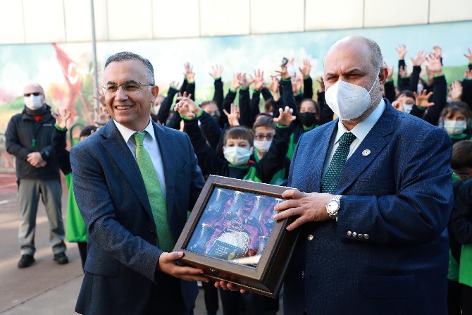 rize-valiligi-rize-belediyesi-il-milli-egitim-mudurlugu-ve-caykur-rizespor-kulubunun-ortaklasa-yuruttugu-proje-kapsaminda-bogaz-ortaokulu-ile-cay-ilkokulunda-ogrencilere-esofman-dagitildi-3-002.jpg