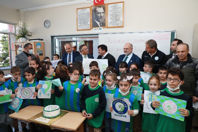 rize-valiligi-rize-belediyesi-il-milli-egitim-mudurlugu-ve-caykur-rizespor-kulubunun-ortaklasa-yuruttugu-proje-kapsaminda-bogaz-ortaokulu-ile-cay-ilkokulunda-ogrencilere-esofman-dagitildi-6-002.jpg