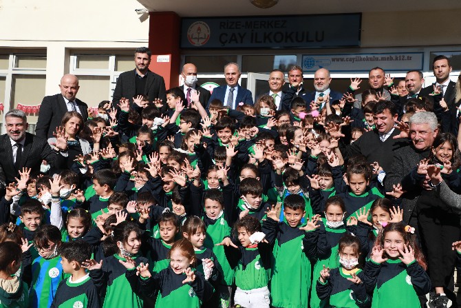 rize-valiligi-rize-belediyesi-il-milli-egitim-mudurlugu-ve-caykur-rizespor-kulubunun-ortaklasa-yuruttugu-proje-kapsaminda-bogaz-ortaokulu-ile-cay-ilkokulunda-ogrencilere-esofman-dagitildi-9.jpg