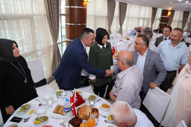 rize-valiligi-tarafindan-15-temmuz-demokrasi-ve-milli-birlik-gunu-dolayisiyla-sehit-aileleri-ve-gaziler-onuruna-yemek-verildi-(10).jpg