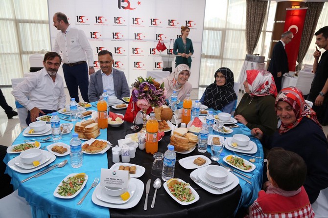 rize-valiligi-tarafindan-15-temmuz-demokrasi-ve-milli-birlik-gunu-dolayisiyla-sehit-aileleri-ve-gaziler-onuruna-yemek-verildi-(12).jpg