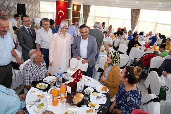 rize-valiligi-tarafindan-15-temmuz-demokrasi-ve-milli-birlik-gunu-dolayisiyla-sehit-aileleri-ve-gaziler-onuruna-yemek-verildi-(13).jpg