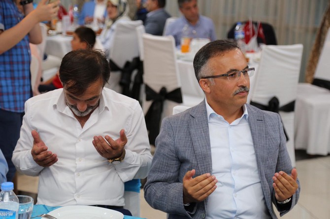 rize-valiligi-tarafindan-15-temmuz-demokrasi-ve-milli-birlik-gunu-dolayisiyla-sehit-aileleri-ve-gaziler-onuruna-yemek-verildi-(17).jpg