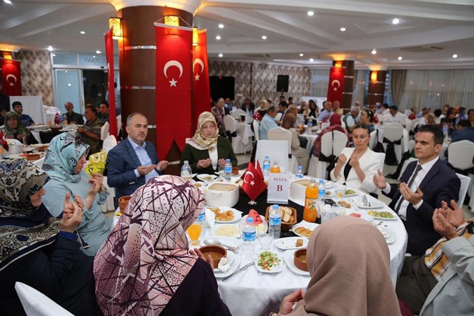 rize-valiligi-tarafindan-15-temmuz-demokrasi-ve-milli-birlik-gunu-dolayisiyla-sehit-aileleri-ve-gaziler-onuruna-yemek-verildi-(4).jpg
