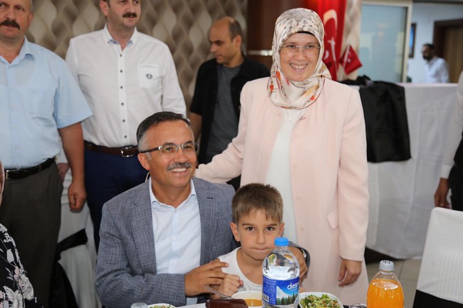 rize-valiligi-tarafindan-15-temmuz-demokrasi-ve-milli-birlik-gunu-dolayisiyla-sehit-aileleri-ve-gaziler-onuruna-yemek-verildi-(6).jpg