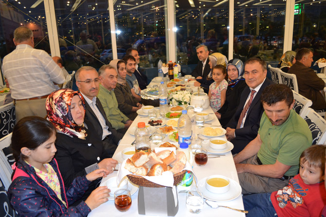 rize-valiligi-tarafindan-sehit-ve-gazi-yakinlarina-iftar-yemegi-verildi.jpg rize-valiligi-tarafindan-sehit-ve-gazi-yakinlarina-iftar-yemegi-verildi.jpg