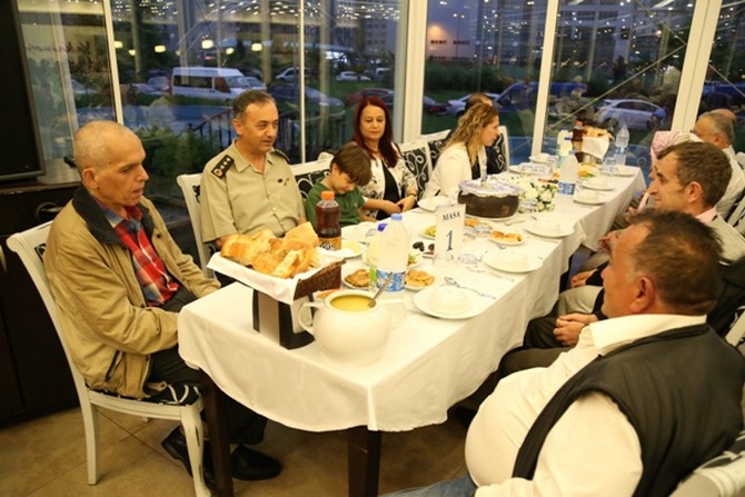 rize-valiliginden-sehit-ve-gazi-ailelerine-iftar-yemegi-(10).jpg
